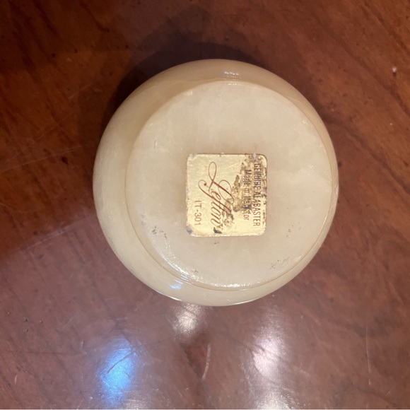 VTG LEFTON Alabaster Trinket Box Made in Italy Round Hinged Lid Hand Carved - Picture 5 of 6